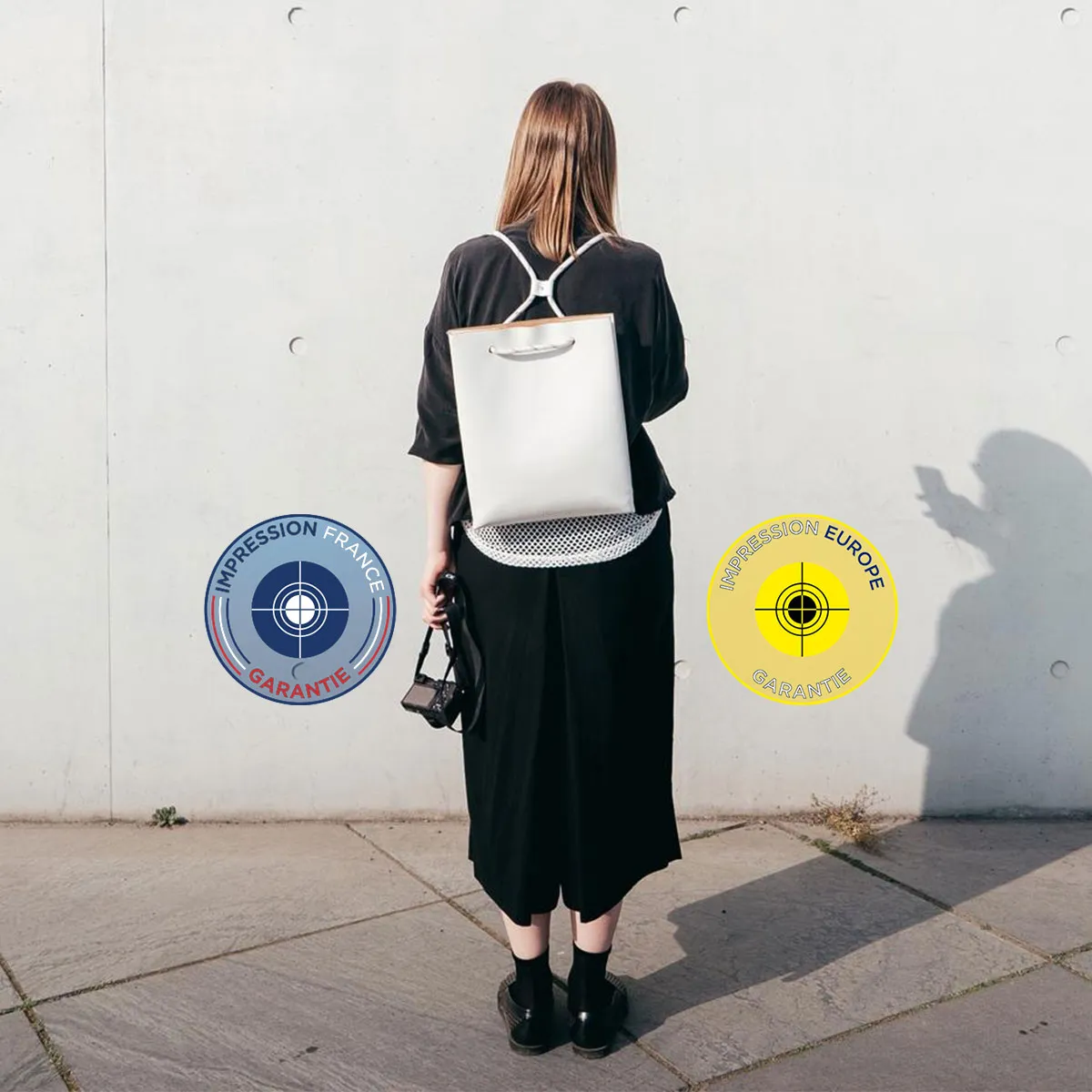 heures-des-choix-impression-france-ou-europe Femme de dos avec un sac à dos blanc, positionnée entre deux logos : 'Impression France Garantie' à gauche et 'Impression Europe Garantie' à droite.