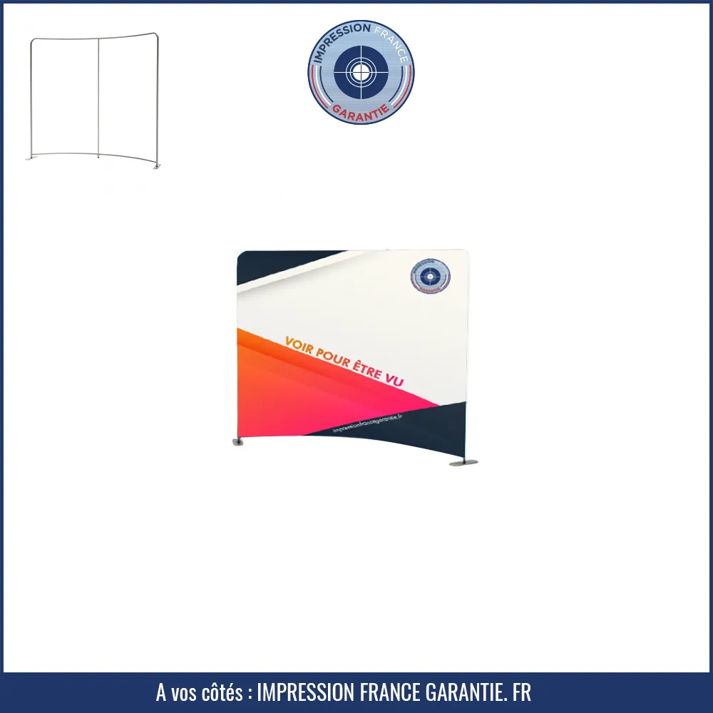 Mur textile courbe avec structure tubulaire et housse imprimée « Voir pour être vu » — Impression France Garantie.