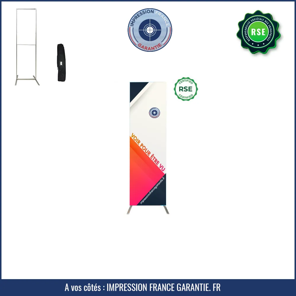 Totem textile rectangulaire avec structure métallique, housse imprimée « Voir pour être vu » et certification RSE — Impression France Garantie.