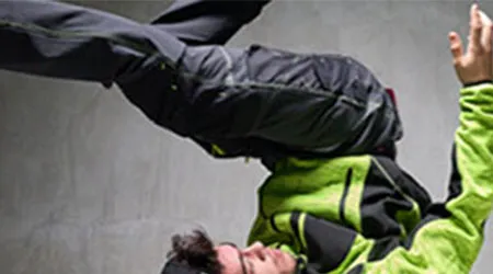 Travailleur en tenue pantalon de travail