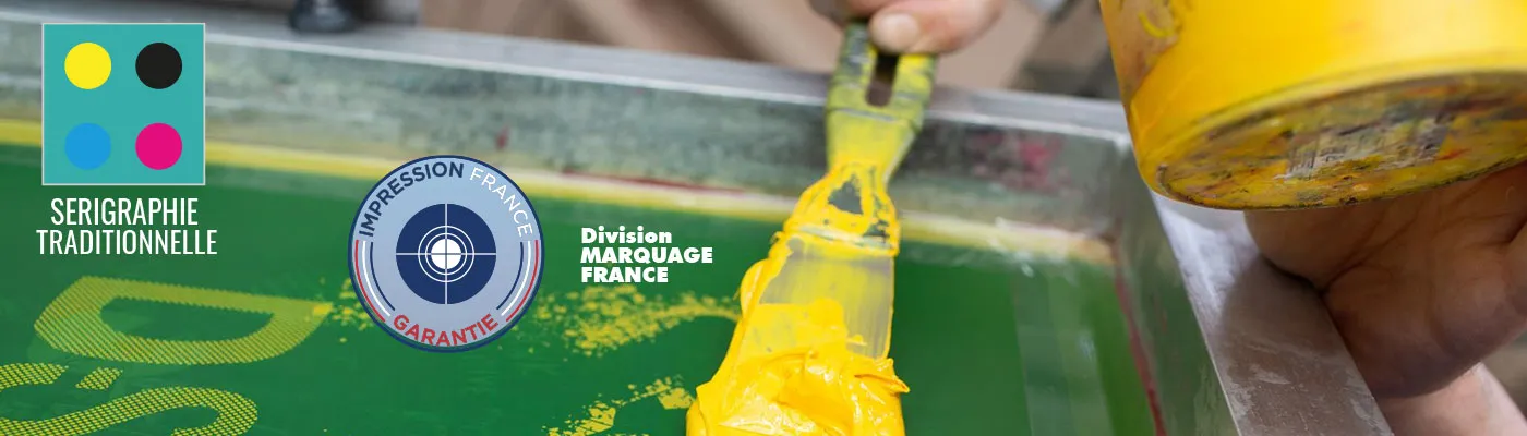 Personnalisation textile par sérigraphie traditionnelle, marquage durable et authentique imprimé en France avec le label Impression France Garantie.