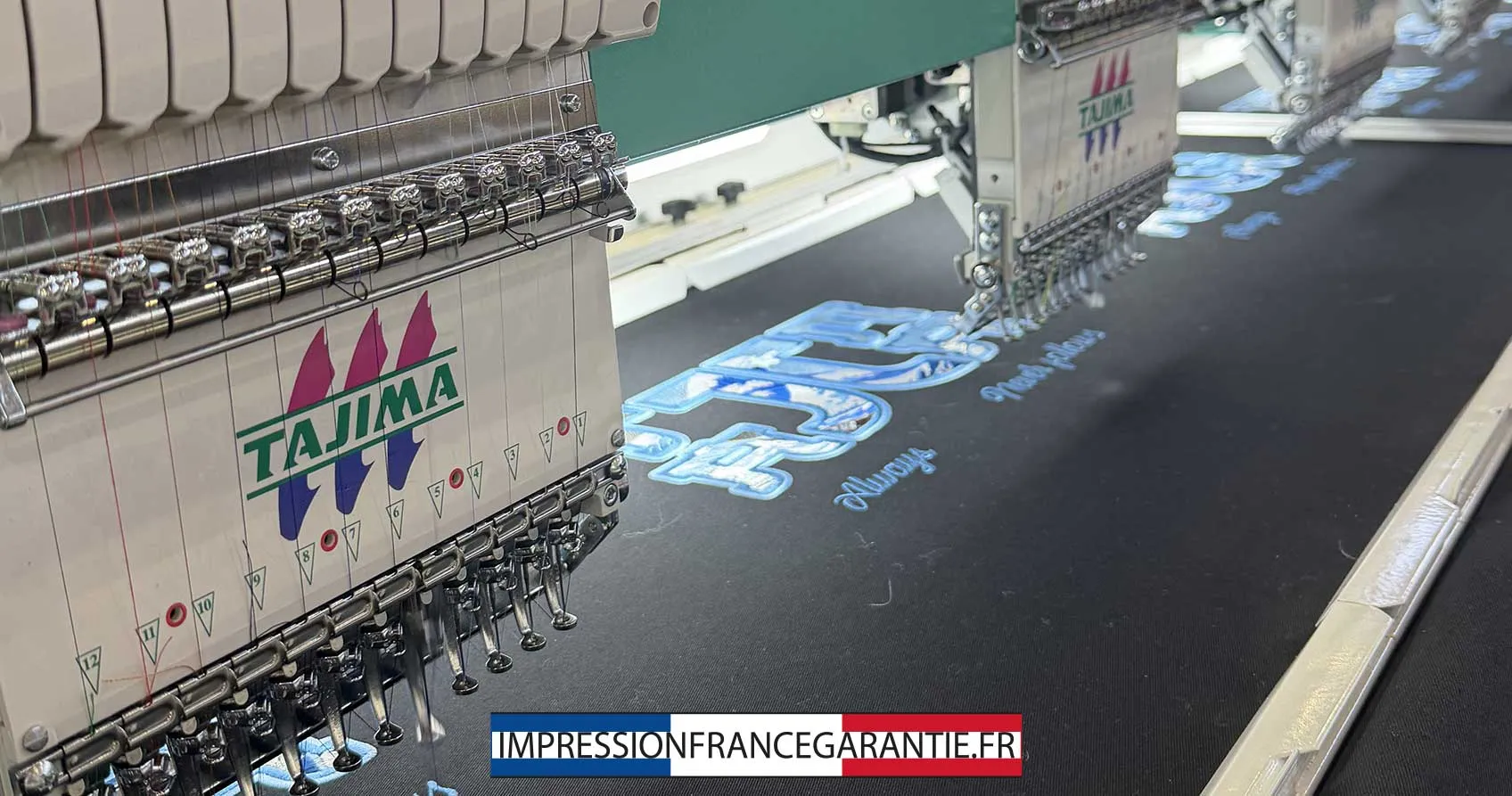Machine de broderie multitêtes réalisant des broderies en série sur textile