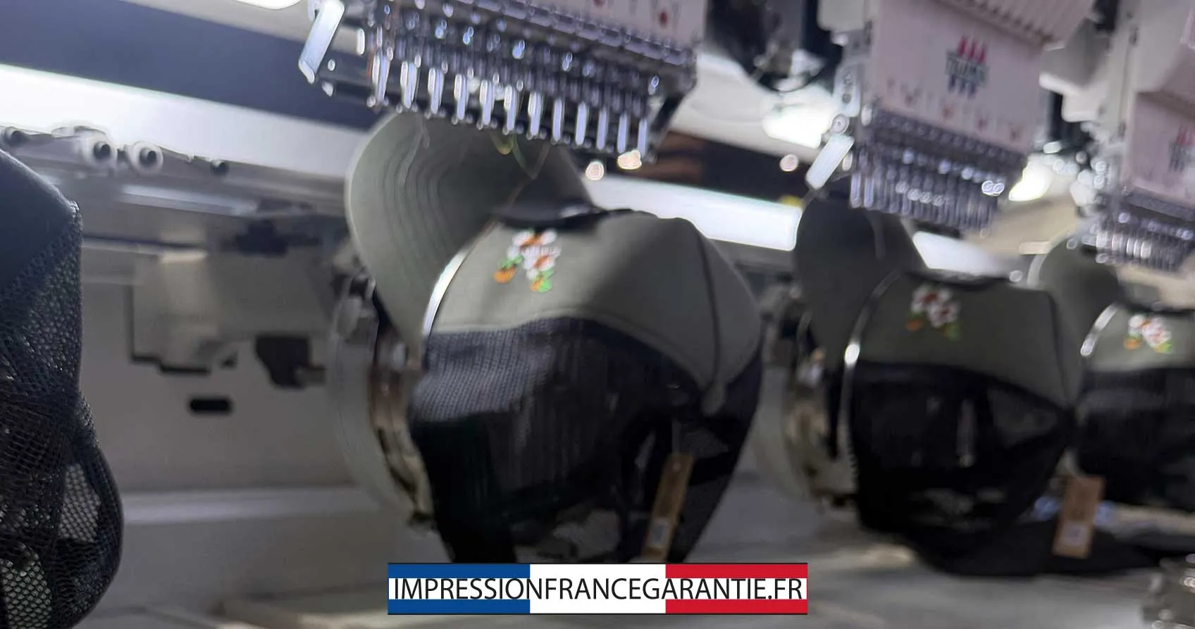 Broderie de logos sur casquettes personnalisées à l’aide d’une machine industrielle