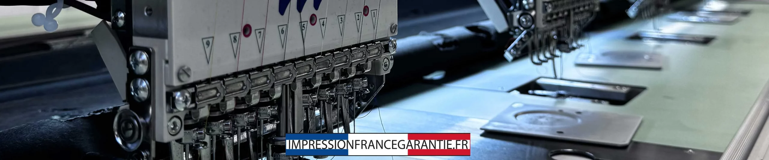 Broderie de casquettes personnalisées réalisée sur machine industrielle