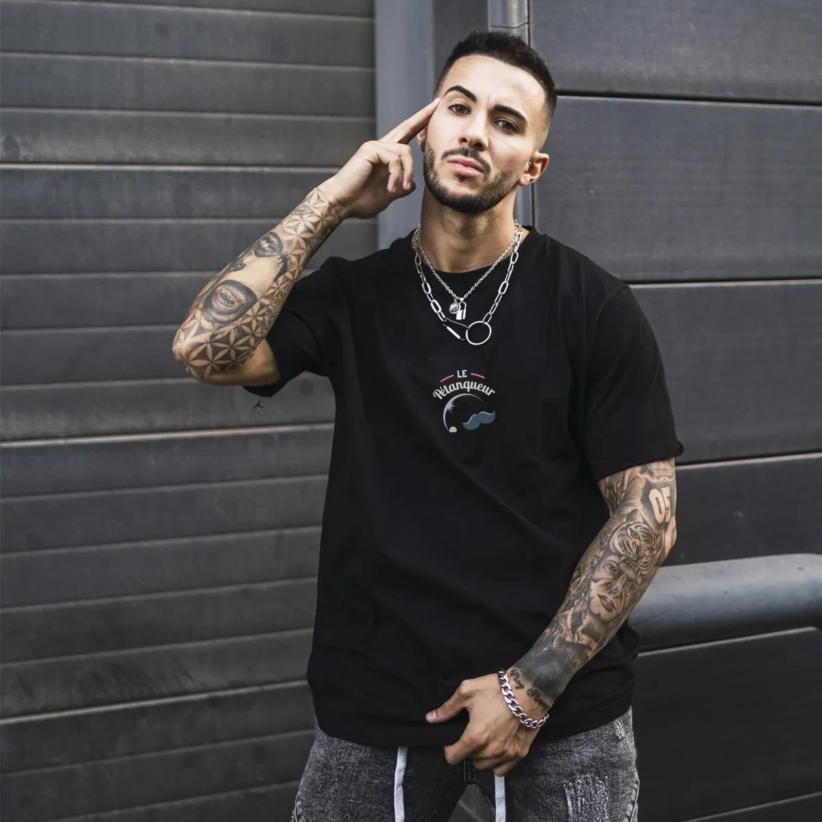 Terrain de pétanque La Plombée installé en intérieur et en extérieur, avec boules et cochonnets en situation de jeu.